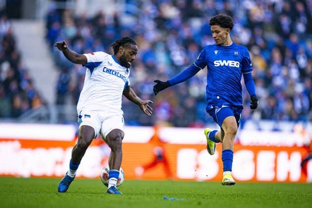 Louey Ben Farhat (19; Karlsruher SC) im Zweikampf mit Deyovaisio Zeefuik (42; Hertha BSC) um den Ball Zweikampf um den Ball