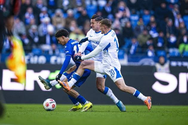 Louey Ben Farhat (19; Karlsruher SC) im Zweikampf mit 10; Hertha BSC um den Ball Intensiver Zweikampf um Ball