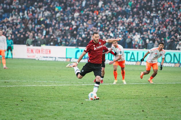 2. Bundesliga: Hannover 96 vs. Fortuna Düsseldorf, 24.01.2026 Boris Tomiak (Hannover 96, 3) verschießt den Elfmeter; Fußball, 2. Bundesliga, 19. Spieltag: Hannover 96 vs. Fortuna Düsseldorf am 24.01.2026 in der Heinz von Heiden Arena, Hannover DFL REGULATIONS PROHIBIT ANY USE OF PHOTOGRAPHS AS IMAGE SEQUENCES AND OR QUASI-VIDEO.