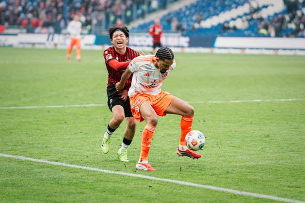 2. Bundesliga: Hannover 96 vs. Fortuna Düsseldorf, 24.01.2026 Daisuke Yokota (Hannover 96, 18) im Zweikampf mit Tan-Kenneth Jerico Schmidt (Fortuna Düsseldorf, 4); Fußball, 2. Bundesliga, 19. Spieltag: Hannover 96 vs. Fortuna Düsseldorf am 24.01.2026 in der Heinz von Heiden Arena, Hannover DFL REGULATIONS PROHIBIT ANY USE OF PHOTOGRAPHS AS IMAGE SEQUENCES AND OR QUASI-VIDEO.