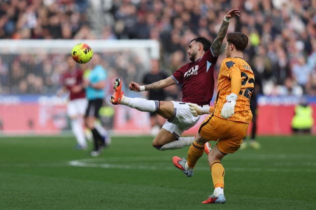 24th January 2026; London Stadium, London, England; Premier League Football, West Ham United versus Sunderland; goalkeeper Robin Roefs of Sunderland clears the ball just in time against an oncoming Taty Castellanos of West Ham United  KatiexChan Content restricted for UK based newspaper