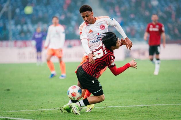 2. Bundesliga: Hannover 96 vs. Fortuna Düsseldorf, 24.01.2026 Klaus Sima Suso (Fortuna Düsseldorf, 46) im Zweikampf mit Daisuke Yokota (Hannover 96, 18); Fußball, 2. Bundesliga, 19. Spieltag: Hannover 96 vs. Fortuna Düsseldorf am 24.01.2026 in der Heinz von Heiden Arena, Hannover DFL REGULATIONS PROHIBIT ANY USE OF PHOTOGRAPHS AS IMAGE SEQUENCES AND OR QUASI-VIDEO.