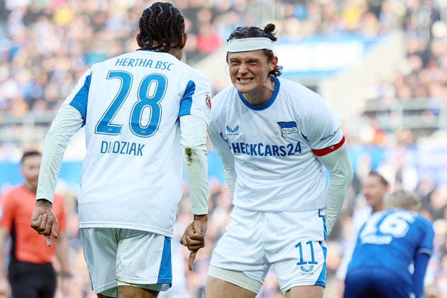 24.01.2026, xrekx, Fussball 2.Bundesliga, Karlsruher SC - Hertha BSC Berlin v.l. Torjubel nach dem Tor zum celebrating the goal celebrate 2:2 durch Jeremy Dudziak (Hertha BSC) mit Fabian Reese (Hertha BSC) (DFL DFB REGULATIONS PROHIBIT ANY USE OF PHOTOGRAPHS as IMAGE SEQUENCES and or QUASI-VIDEO) Karlsruhe