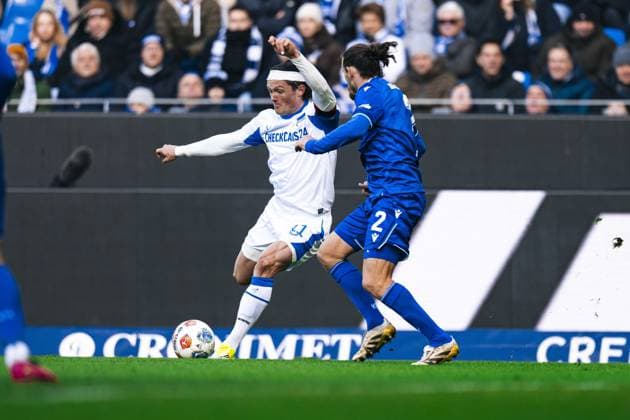 Jon Dagur Thorsteinsson (24; Hertha BSC) im Zweikampf mit Sebastian Jung (2; Karlsruher SC) um den Ball Zweikampf um den Ball