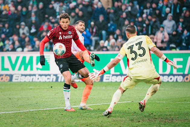 2. Bundesliga: Hannover 96 vs. Fortuna Düsseldorf, 24.01.2026 Matthias Zimmermann (Fortuna Düsseldorf, 25) rettet vor Benedikt Pichler (Hannover 96, 11) den Ball; Fußball, 2. Bundesliga, 19. Spieltag: Hannover 96 vs. Fortuna Düsseldorf am 24.01.2026 in der Heinz von Heiden Arena, Hannover DFL REGULATIONS PROHIBIT ANY USE OF PHOTOGRAPHS AS IMAGE SEQUENCES AND OR QUASI-VIDEO.