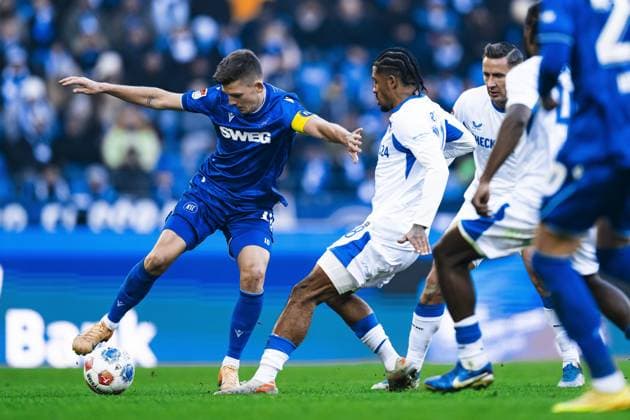 Marvin Wanitzek (10; Karlsruher SC) im Zweikampf mit einem Spieler von Hertha BSC Zweikampf um den Ball