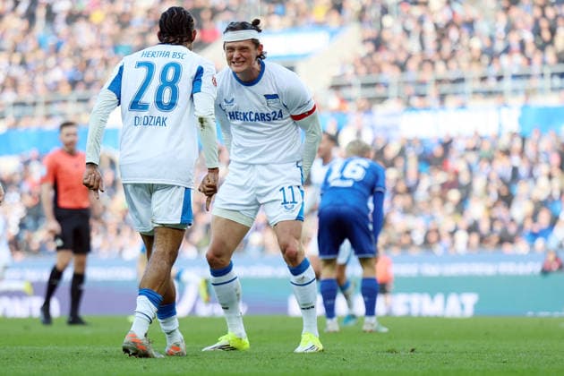 24.01.2026, xrekx, Fussball 2.Bundesliga, Karlsruher SC - Hertha BSC Berlin v.l. Torjubel nach dem Tor zum celebrating the goal celebrate 2:2 durch Jeremy Dudziak (Hertha BSC) mit Fabian Reese (Hertha BSC) (DFL DFB REGULATIONS PROHIBIT ANY USE OF PHOTOGRAPHS as IMAGE SEQUENCES and or QUASI-VIDEO) Karlsruhe