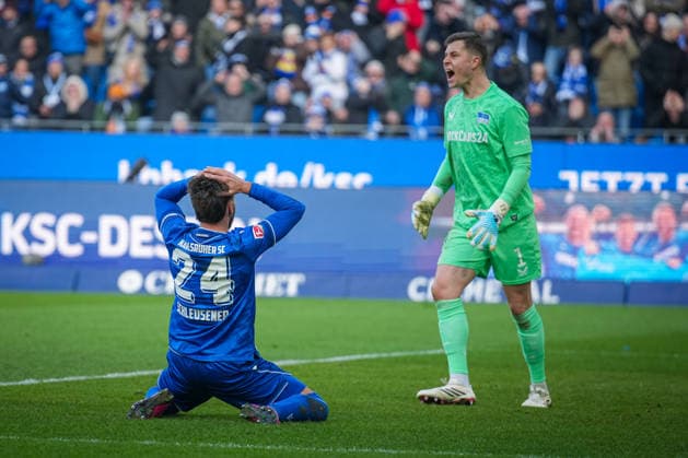 Deutschland, Fußball, 2 Bundesliga, Saison 2025 2026, Karlsruher SC vs. Herta BSC BBBank Wildpark (Karlsruhe): Fabian Schleusener (Karlsruher SC, 24) Tjark Ernst (Hertha BSC, 1) Karlsruhe BBBank Wildpark Baden-Württemberg Deutschland