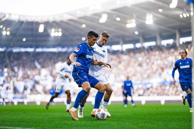 Marvin Wanitzek (10; Karlsruher SC) im Zweikampf mit einem Spieler von Hertha BSC Zweikampf um den Ball