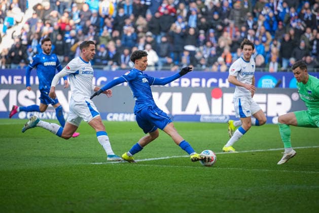 Deutschland, Fußball, 2 Bundesliga, Saison 2025 2026, Karlsruher SC vs. Herta BSC BBBank Wildpark (Karlsruhe): Niclas Dühring (Karlsruher SC, 29) Karlsruhe BBBank Wildpark Baden-Württemberg Deutschland