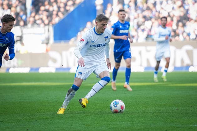 Deutschland, Fußball, 2 Bundesliga, Saison 2025 2026, Karlsruher SC vs. Herta BSC BBBank Wildpark (Karlsruhe): Marten Winkler (Hertha BSC, 22) Karlsruhe BBBank Wildpark Baden-Württemberg Deutschland