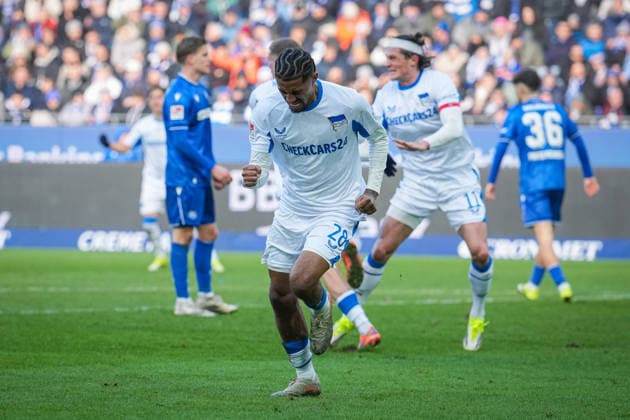 Deutschland, Fußball, 2 Bundesliga, Saison 2025 2026, Karlsruher SC vs. Herta BSC BBBank Wildpark (Karlsruhe): Jeremy Dudziak (Hertha BSC, 28) Tor, Jubel, Karlsruhe BBBank Wildpark Baden-Württemberg Deutschland