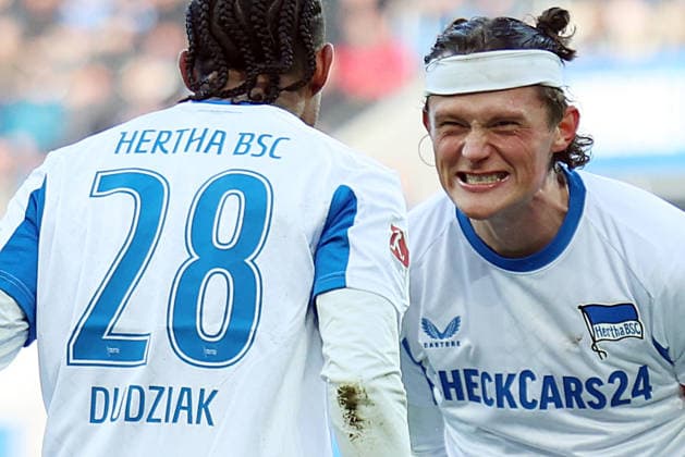 24.01.2026, xrekx, Fussball 2.Bundesliga, Karlsruher SC - Hertha BSC Berlin v.l. Torjubel nach dem Tor zum celebrating the goal celebrate 2:2 durch Jeremy Dudziak (Hertha BSC) Fabian Reese (Hertha BSC) (DFL DFB REGULATIONS PROHIBIT ANY USE OF PHOTOGRAPHS as IMAGE SEQUENCES and or QUASI-VIDEO) Karlsruhe *** 24 01 2026, xrekx, Fußball 2 Bundesliga, Karlsruher SC Hertha BSC Berlin v l Torjubel nach dem Tor zum celebrating the goal celebrate 2 2 durch Jeremy Dudziak Hertha BSC Fabian Reese Hertha BSC DFL DFB REGULATIONS PROHIBIT ANY USE OF PHOTOGRAPHS as IMAGE SEQUENCES and or QUASI VIDEO Karlsruhe