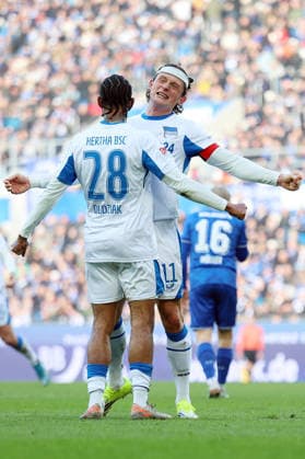 24.01.2026, xrekx, Fussball 2.Bundesliga, Karlsruher SC - Hertha BSC Berlin v.l. Torjubel nach dem Tor zum celebrating the goal celebrate 2:2 durch Jeremy Dudziak (Hertha BSC) Fabian Reese (Hertha BSC) (DFL DFB REGULATIONS PROHIBIT ANY USE OF PHOTOGRAPHS as IMAGE SEQUENCES and or QUASI-VIDEO) Karlsruhe