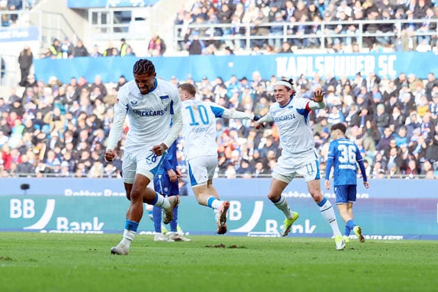24.01.2026, xrekx, Fussball 2.Bundesliga, Karlsruher SC - Hertha BSC Berlin v.l. Torjubel nach dem Tor zum celebrating the goal celebrate 2:2 durch Jeremy Dudziak (Hertha BSC) Fabian Reese (Hertha BSC) (DFL DFB REGULATIONS PROHIBIT ANY USE OF PHOTOGRAPHS as IMAGE SEQUENCES and or QUASI-VIDEO) Karlsruhe
