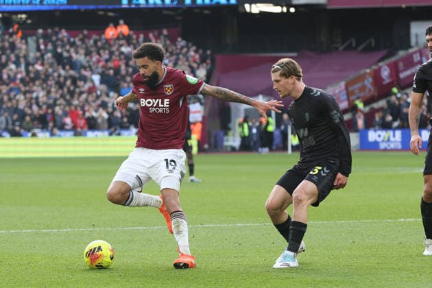 Pablo Felipe of West Ham United receives pressure from Dennis Cirkin of Sunderland during the Premier League match between West Ham United and Sunderland at London Stadium in London, England (Photo by Alexander Canillas Sports Press Photo) Copyright: xAlexanderxCanillas SPPx Sportspressphoto_SPR84914