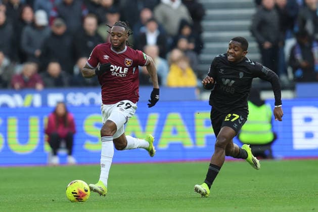 Aaron Wan-Bissaka of West Ham United receives pressure from Noah Sadiki of Sunderland during the Premier League match between West Ham United and Sunderland at London Stadium in London, England (Photo by Alexander Canillas Sports Press Photo) Copyright: xAlexanderxCanillas SPPx Sportspressphoto_SPR84915
