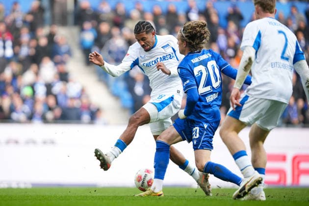 Fussball: 2. Bundesliga, 19. Spieltag, Karlsruher SC - Hertha BSC am 24.01.2026 in Karlsruhe (BBBank Wildpark), Deutschland, Saison 2025 2026: DFB DFL REGULATIONS PROHIBIT ANY USE OF PHOTOGRAPHS as IMAGE SEQUENCES and or QUASI-VIDEO: Jeremy Dudziak (28, BSC) blockt den schuss von David Herold (20, KSC). Karlsruhe BBBank Wildpark Deutschland