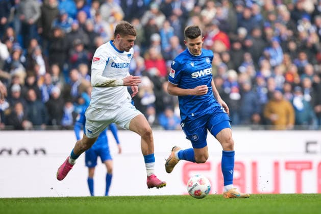 Fussball: 2. Bundesliga, 19. Spieltag, Karlsruher SC - Hertha BSC am 24.01.2026 in Karlsruhe (BBBank Wildpark), Deutschland, Saison 2025 2026: DFB DFL REGULATIONS PROHIBIT ANY USE OF PHOTOGRAPHS as IMAGE SEQUENCES and or QUASI-VIDEO: Marvin Wanitzek (10, KSC) im Zweikampf mit Marton Dardai (31, BSC). Karlsruhe BBBank Wildpark Deutschland