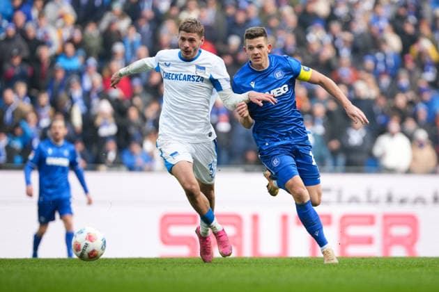 Fussball: 2. Bundesliga, 19. Spieltag, Karlsruher SC - Hertha BSC am 24.01.2026 in Karlsruhe (BBBank Wildpark), Deutschland, Saison 2025 2026: DFB DFL REGULATIONS PROHIBIT ANY USE OF PHOTOGRAPHS as IMAGE SEQUENCES and or QUASI-VIDEO: Marvin Wanitzek (10, KSC) im Zweikampf mit Marton Dardai (31, BSC). Karlsruhe BBBank Wildpark Deutschland