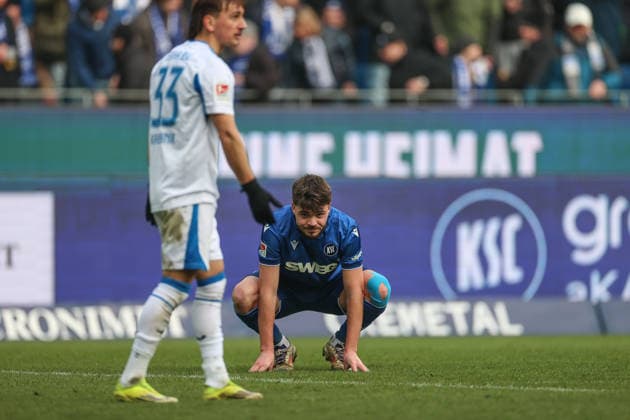Lilian Egloff (Karlsruher SC, 25) schaut traurig nach dem Spiel Karbownik Michal (Hertha BSC, 33), Karlsruher SC vs. Hertha BSC, 2. Bundesliga, 19. Spieltag, 2025 2026, 24.01.2026, DFL REGULATIONS PROHIBIT ANY USE OF PHOTOGRAPHS AS IMAGE SEQUENCES AND OR QUASI-VIDEO, Karlsruher SC vs. Hertha BSC, 2. Bundesliga, 19. Spieltag, 2025 2026, 24.01.2026 Karlsruhe