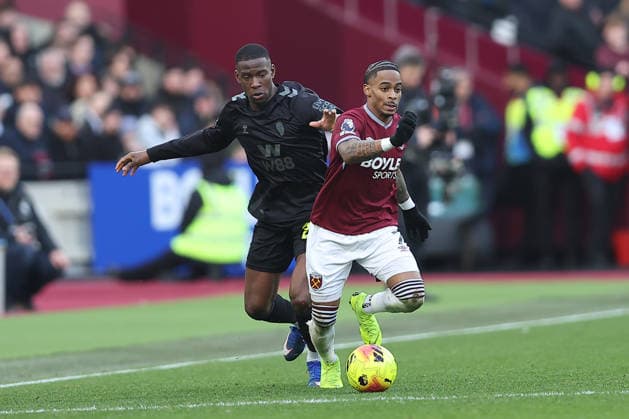 24th January 2026; London Stadium, London, England; Premier League Football, West Ham United versus Sunderland; Nordi Mukiele of Sunderland takes on Crysencio Summerville of West Ham United  KatiexChan Content restricted for UK based newspaper