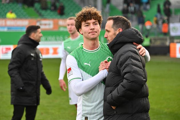 24.01.2026 - Fussball - Saison 2025 2026 - 2. Fussball - Bundesliga - 19. Spieltag: SpVgg Greuther Fürth SGF ( Kleeblatt ) - Eintracht Braunschweig BTSV EBS - Sportfoto Zink - xwoxzix - DFL regulations prohibit any use of photographs as image sequences and or quasi-video - only for editorial use - Raul Marita (38, SpVgg Greuther Fürth ) Stephan Fürstner ( Sportdirektor SpVgg Greuther Fürth ) nach Spielende