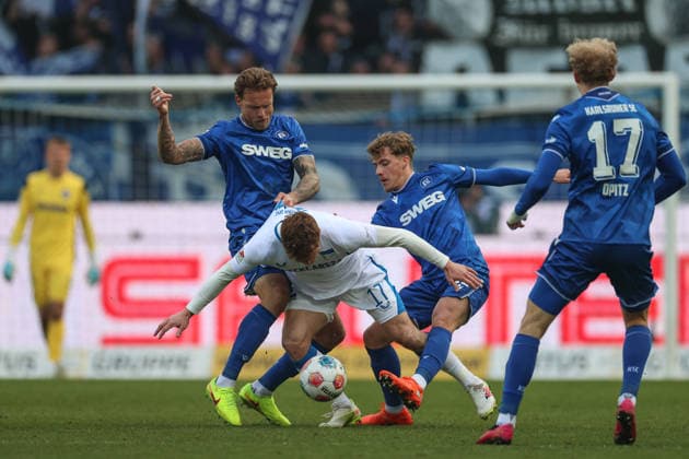 Gronning Sebastian (Hertha BSC, 17) schirmt den Ball im Zweikampf ab gegen Marcel Franke (Karlsruher SC, 28) Meiko Waeschenbach (Karlsruher SC, 21) Leo Opitz (Karlsruher SC, 17), Karlsruher SC vs. Hertha BSC, 2. Bundesliga, 19. Spieltag, 2025 2026, 24.01.2026, DFL REGULATIONS PROHIBIT ANY USE OF PHOTOGRAPHS AS IMAGE SEQUENCES AND OR QUASI-VIDEO, Karlsruher SC vs. Hertha BSC, 2. Bundesliga, 19. Spieltag, 2025 2026, 24.01.2026 Karlsruhe