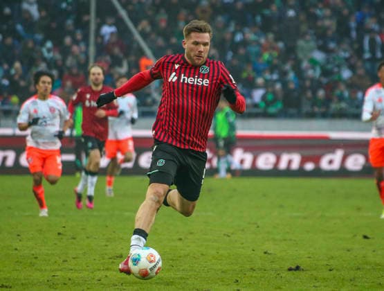 Deutschland: Fussball 2.Bundesliga 2025 26, 19. Spieltag - Hannover 96 Fortuna Düsseldorf - Heinz von Heiden Arena Stadion (Hannover): Benjamin Källman Benjamin Kallman (Hannover 96, 9) Hannover