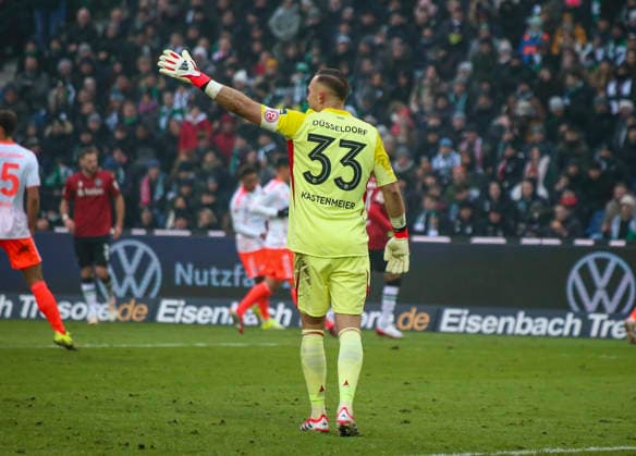 Deutschland: Fussball 2.Bundesliga 2025 26, 19. Spieltag - Hannover 96 Fortuna Düsseldorf - Heinz von Heiden Arena Stadion (Hannover): Florian Kastenmeier (Fortuna Düsseldorf, 33) Hannover