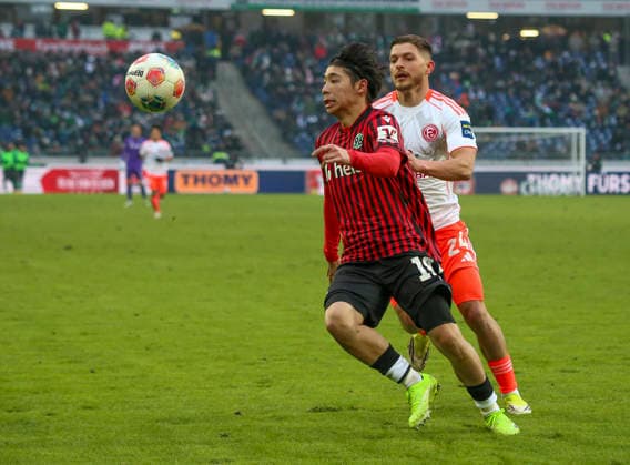 Deutschland: Fussball 2.Bundesliga 2025 26, 19. Spieltag - Hannover 96 Fortuna Düsseldorf - Heinz von Heiden Arena Stadion (Hannover): Daisuke Yokota (Hannover 96, 18) Florent Muslija (Fortuna Düsseldorf, 24) Hannover