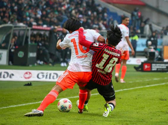 Deutschland: Fussball 2.Bundesliga 2025 26, 19. Spieltag - Hannover 96 Fortuna Düsseldorf - Heinz von Heiden Arena Stadion (Hannover): Daisuke Yokota (Hannover 96, 18) Satoshi Tanaka (Fortuna Düsseldorf, 16) Hannover