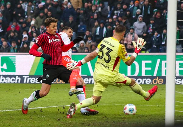 Deutschland: Fussball 2.Bundesliga 2025 26, 19. Spieltag - Hannover 96 Fortuna Düsseldorf - Heinz von Heiden Arena Stadion (Hannover): Florian Kastenmeier (Fortuna Düsseldorf, 33) Franz Roggow (Hannover 96, 13) Hannover