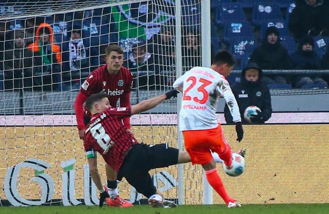 Deutschland: Fussball 2.Bundesliga 2025 26, 19. Spieltag - Hannover 96 Fortuna Düsseldorf - Heinz von Heiden Arena Stadion (Hannover): Shinta Appelkamp (Fortuna Düsseldorf, 23) Enzo Leopold (Hannover 96, 8) Hannover