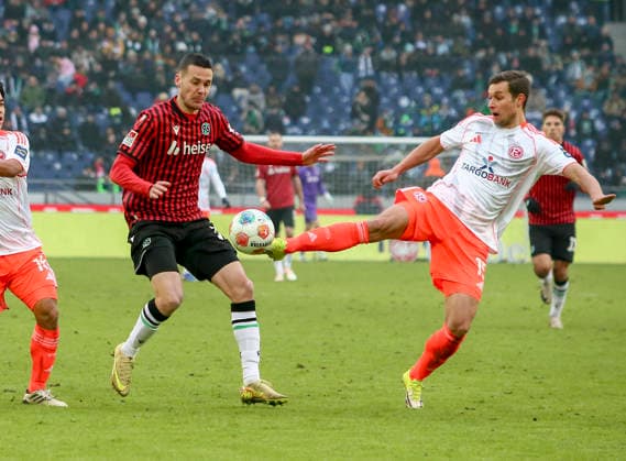 Deutschland: Fussball 2.Bundesliga 2025 26, 19. Spieltag - Hannover 96 Fortuna Düsseldorf - Heinz von Heiden Arena Stadion (Hannover): Tim Oberdorf (Fortuna Düsseldorf, 15) Maurice Neubauer (Hannover 96, 33) Hannover
