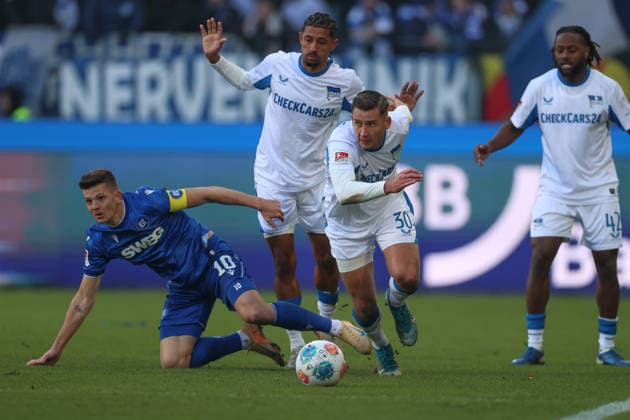 Seguin Paul (Hertha BSC, 30) im Zweikampf mit Marvin Wanitzek (Karlsruher SC, 10), Karlsruher SC vs. Hertha BSC, 2. Bundesliga, 19. Spieltag, 2025 2026, 24.01.2026, DFL REGULATIONS PROHIBIT ANY USE OF PHOTOGRAPHS AS IMAGE SEQUENCES AND OR QUASI-VIDEO, Karlsruher SC vs. Hertha BSC, 2. Bundesliga, 19. Spieltag, 2025 2026, 24.01.2026 Karlsruhe