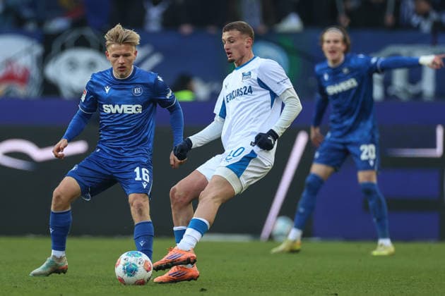 Cuisance Michael (Hertha BSC, 10) im Zweikampf mit Andreas Mueller (Karlsruher SC, 16), Karlsruher SC vs. Hertha BSC, 2. Bundesliga, 19. Spieltag, 2025 2026, 24.01.2026, DFL REGULATIONS PROHIBIT ANY USE OF PHOTOGRAPHS AS IMAGE SEQUENCES AND OR QUASI-VIDEO, Karlsruher SC vs. Hertha BSC, 2. Bundesliga, 19. Spieltag, 2025 2026, 24.01.2026 Karlsruhe