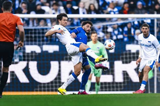 Linus Gechter (44; Hertha BSC) im Zweikampf mit Marcel Beifus (4; Karlsruher SC), während Márton Dárdai (31; Hertha BSC) den Ball beobachtet Zweikampf um den Ball