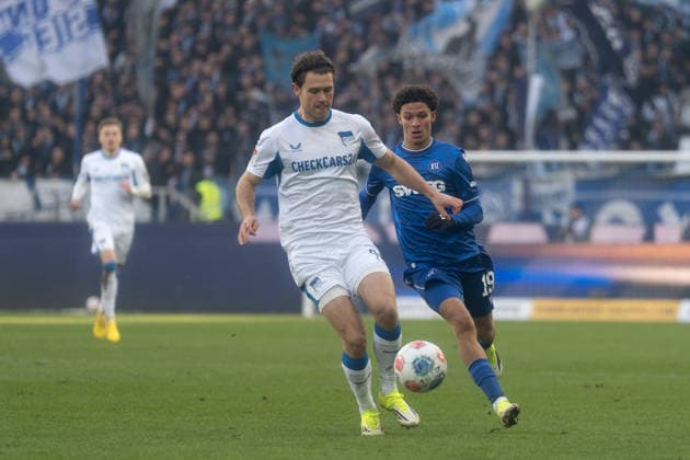24.01.2026, xhfmx, Fussball 2.Bundesliga, Karlsruher SC - Hertha BSC Berlin v.l. Linus Gechter (Hertha BSC), Louey Ben Farhat (Karlsruher SC) (DFL DFB REGULATIONS PROHIBIT ANY USE OF PHOTOGRAPHS as IMAGE SEQUENCES and or QUASI-VIDEO) Karlsruhe