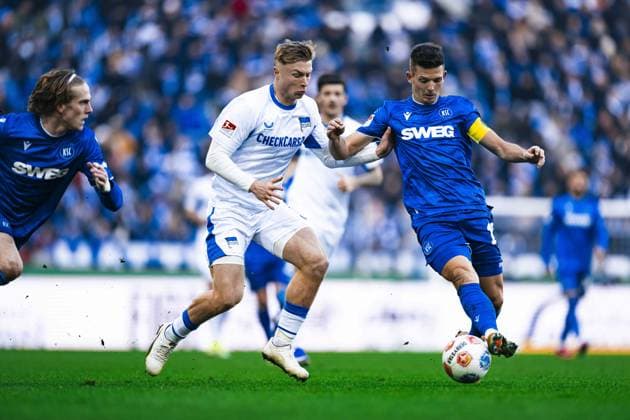 Marvin Wanitzek (10; Karlsruher SC) mit Ball, Sebastian Jung (2; Karlsruher SC) verteidigt gegen Kevin Sessa (8; Hertha BSC) Ballbesitz und Zweikampf