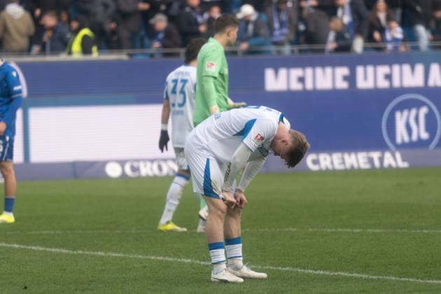 24.01.2026, xhfmx, Fussball 2.Bundesliga, Karlsruher SC - Hertha BSC Berlin Beide Mannschaften nach dem 2:2 fertig JUlian Eitschberger (Hertha BSC) (DFL DFB REGULATIONS PROHIBIT ANY USE OF PHOTOGRAPHS as IMAGE SEQUENCES and or QUASI-VIDEO) Karlsruhe