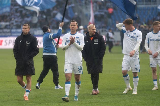 24.01.2026, xhfmx, Fussball 2.Bundesliga, Karlsruher SC - Hertha BSC Berlin v.l. Michael Cuisance (Hertha BSC), Paul Seguin (Hertha BSC), Sebastian Gronning (Hertha BSC), Julian Eitschberger (Hertha BSC) applaudieren den Fans (DFL DFB REGULATIONS PROHIBIT ANY USE OF PHOTOGRAPHS as IMAGE SEQUENCES and or QUASI-VIDEO) Karlsruhe