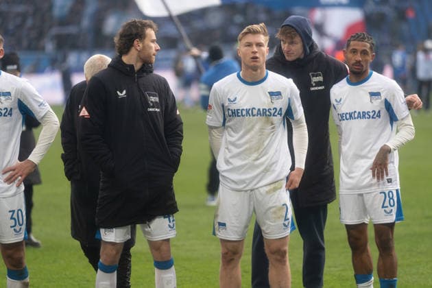 24.01.2026, xhfmx, Fussball 2.Bundesliga, Karlsruher SC - Hertha BSC Berlin v.l. Pascal Klemens (Hertha BSC), JUlian Eitschberger (Hertha BSC), Jeremy Dudziak (Hertha BSC) (DFL DFB REGULATIONS PROHIBIT ANY USE OF PHOTOGRAPHS as IMAGE SEQUENCES and or QUASI-VIDEO) Karlsruhe