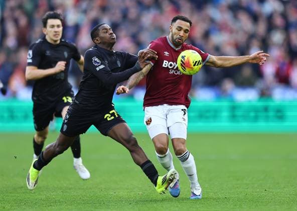 Callum Wilson of West Ham United is fouled by Noah Sadiki of Sunderland West Ham United v Sunderland, Premier League, Football, London Stadium, London, UK - 24 Jan 2026London London Stadium United Kingdom EDITORIAL USE ONLY No use with unauthorised audio, video, data, fixture lists, club league logos or live services. Online in-match use limited to 120 images, no video emulation. No use in betting, games or single club league player publications.  Copyright: xMichaelxZemanek Shutterstockx 16422193aj