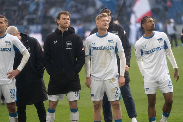 24.01.2026, xhfmx, Fussball 2.Bundesliga, Karlsruher SC - Hertha BSC Berlin v.l. Pascal Klemens (Hertha BSC), JUlian Eitschberger (Hertha BSC), Jeremy Dudziak (Hertha BSC) (DFL DFB REGULATIONS PROHIBIT ANY USE OF PHOTOGRAPHS as IMAGE SEQUENCES and or QUASI-VIDEO) Karlsruhe