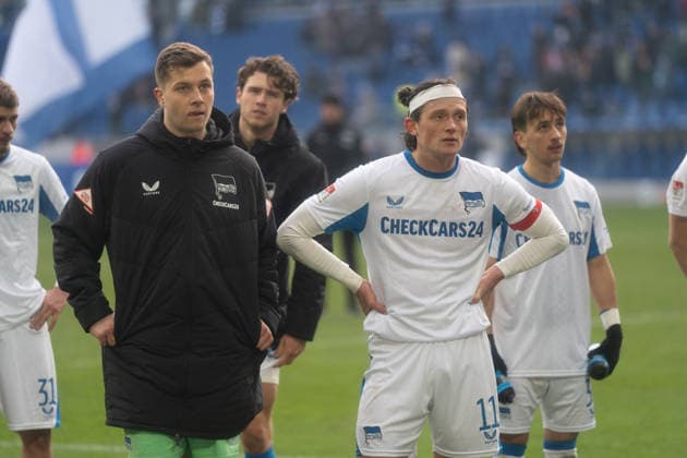 24.01.2026, xhfmx, Fussball 2.Bundesliga, Karlsruher SC - Hertha BSC Berlin v.l. Tjark Ernst (Hertha BSC), Fabian Reese (Hertha BSC) (DFL DFB REGULATIONS PROHIBIT ANY USE OF PHOTOGRAPHS as IMAGE SEQUENCES and or QUASI-VIDEO) Karlsruhe