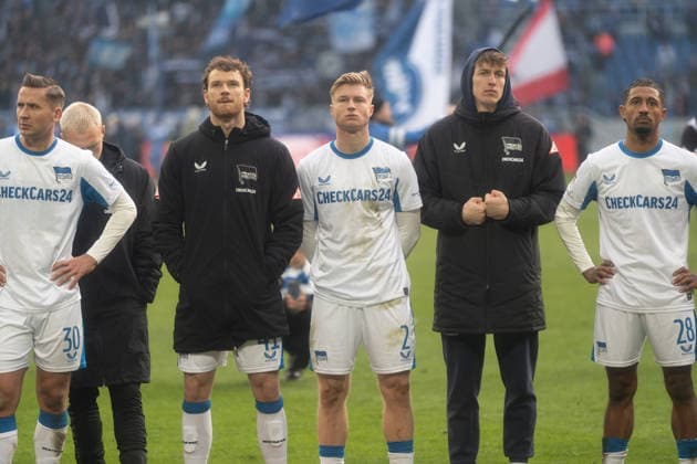 24.01.2026, xhfmx, Fussball 2.Bundesliga, Karlsruher SC - Hertha BSC Berlin v.l. Paul Seguin (Hertha BSC), Pascal Klemens (Hertha BSC), Julian Eitschberger (Hertha BSC), Jeremy Dudziak (Hertha BSC) (DFL DFB REGULATIONS PROHIBIT ANY USE OF PHOTOGRAPHS as IMAGE SEQUENCES and or QUASI-VIDEO) Karlsruhe
