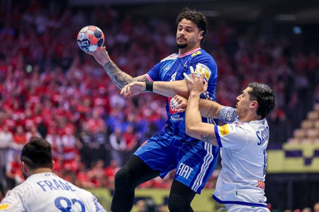 24.01.2026, Handball, Men s EHF EURO 2026, Frankreich - Portugal, Jyske Bank Boxen in Herning, Dänemark, Main Round: Elohim Prandi (France 08) im Zweikampf gegen Rocha Nogueira (Portugal 13) Dänemark