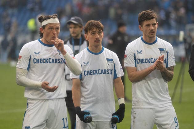 24.01.2026, xhfmx, Fussball 2.Bundesliga, Karlsruher SC - Hertha BSC Berlin v.l. Fabian Reese (Hertha BSC), Janne Berner (Hertha BSC), Dawid Kownacki (Hertha BSC) (DFL DFB REGULATIONS PROHIBIT ANY USE OF PHOTOGRAPHS as IMAGE SEQUENCES and or QUASI-VIDEO) Karlsruhe
