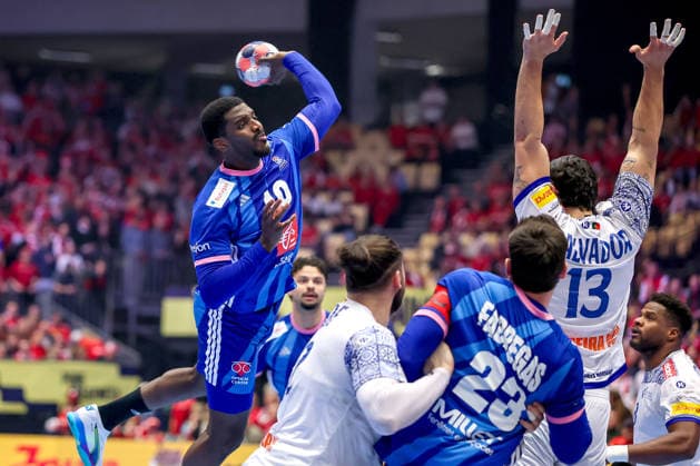 24.01.2026, Handball, Men s EHF EURO 2026, Frankreich - Portugal, Jyske Bank Boxen in Herning, Dänemark, Main Round: Dika Mem (France 10) Rocha Nogueira (Portugal 13) Dänemark